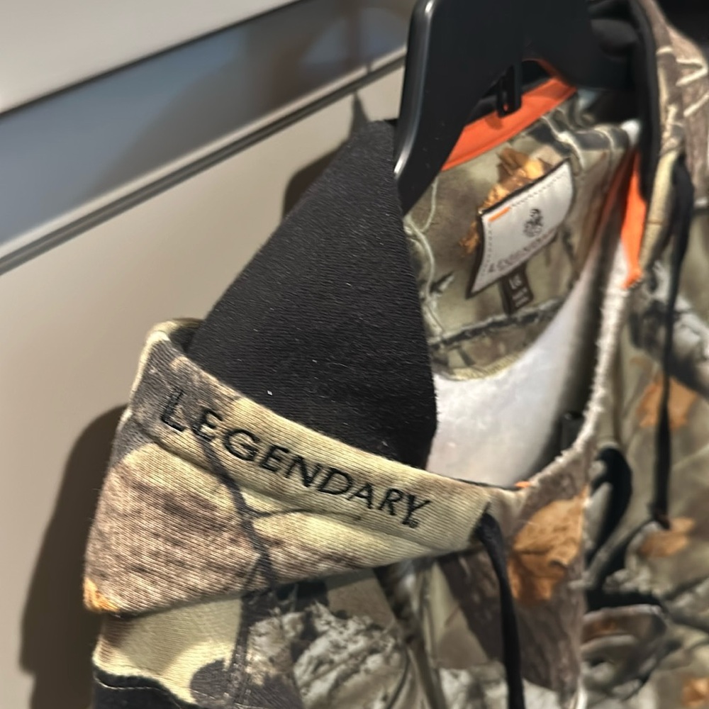 Legendary whitetails hooded camo sweatshirt.  Men’s Size L - Picture 3 of 4